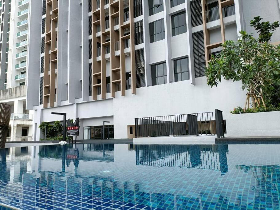Cozy Sky Trees 4 Guests, Balcony, Netflix And Big Tv A08 Johor Bahru